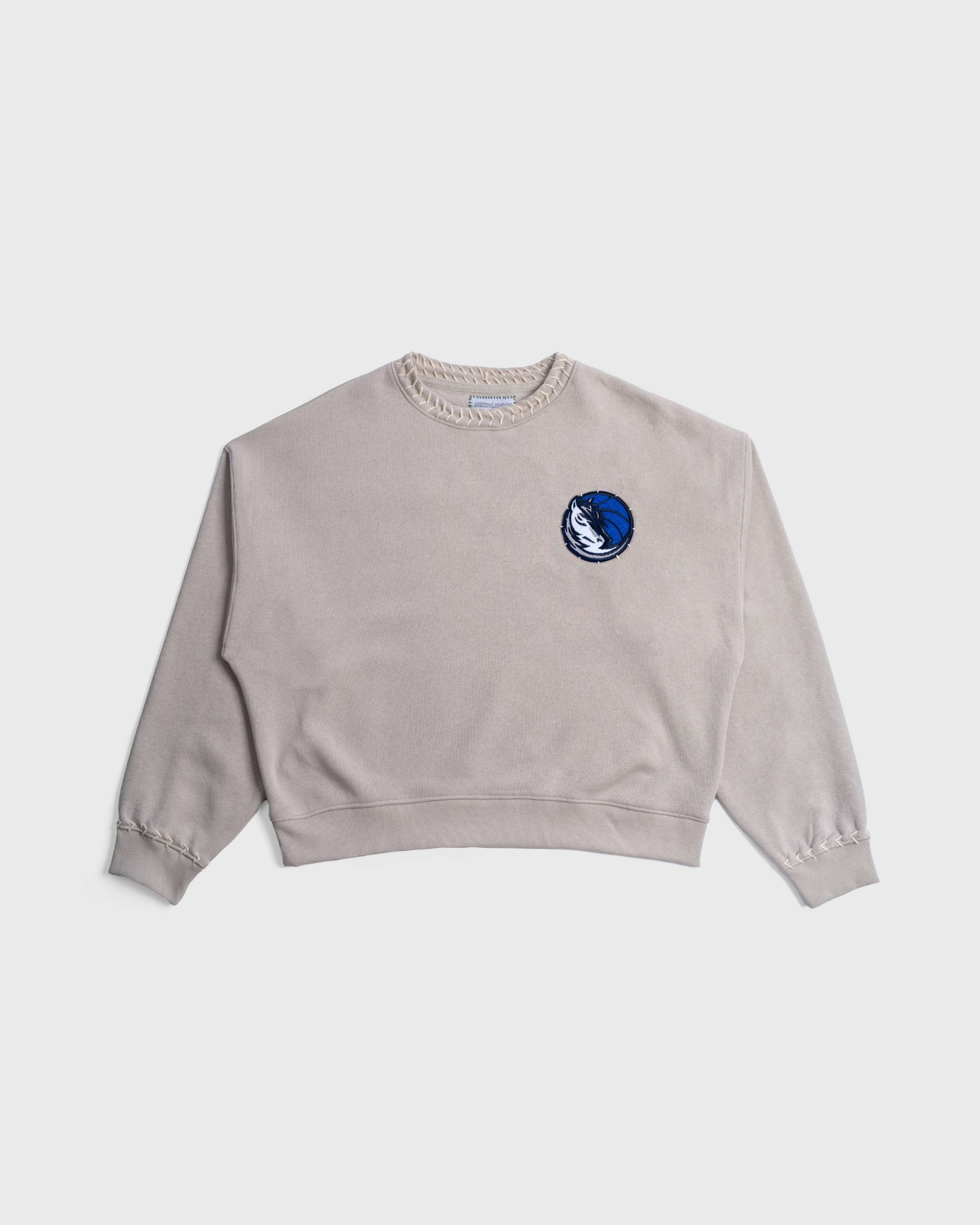 Hand-stitched Mavericks Crew sweatshirt with chenille NBA logo in soft fabric